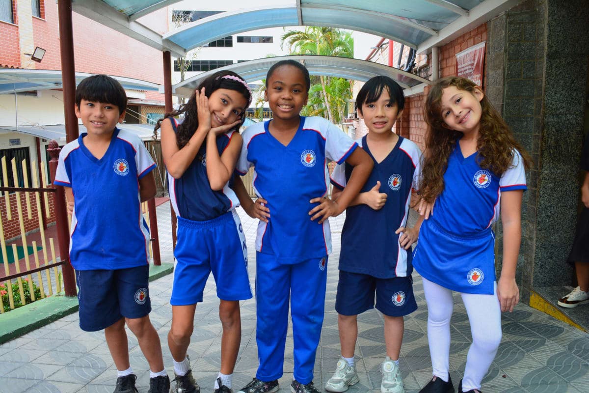 Estudantes em atividade de aprendizado