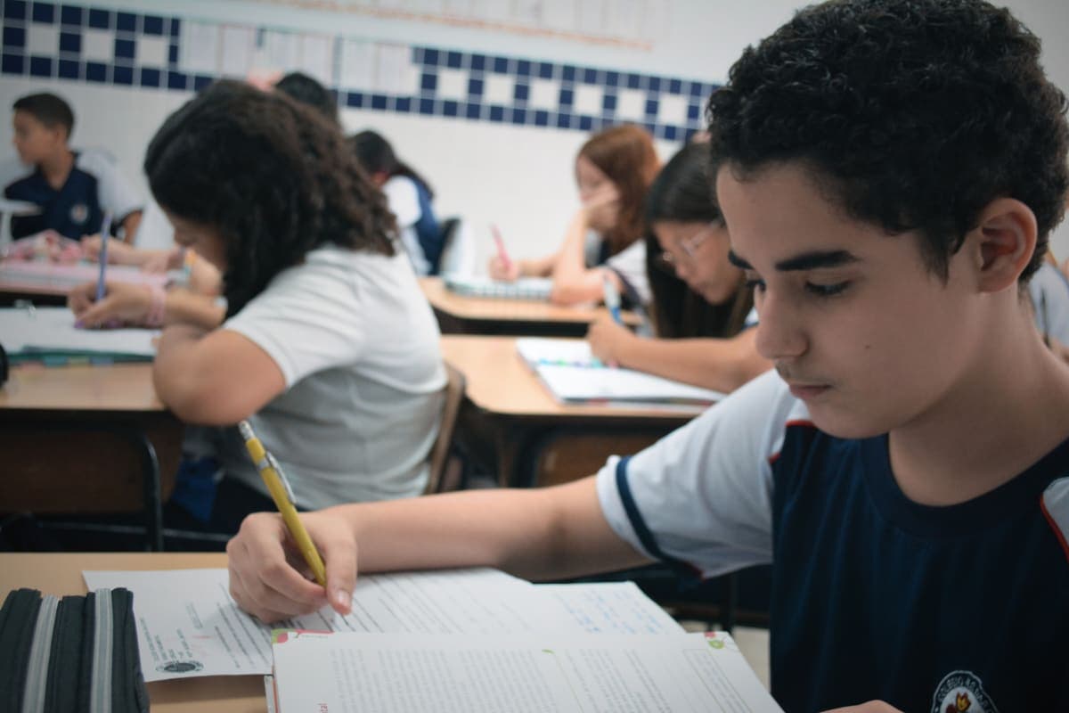 Estudantes em atividade colaborativa