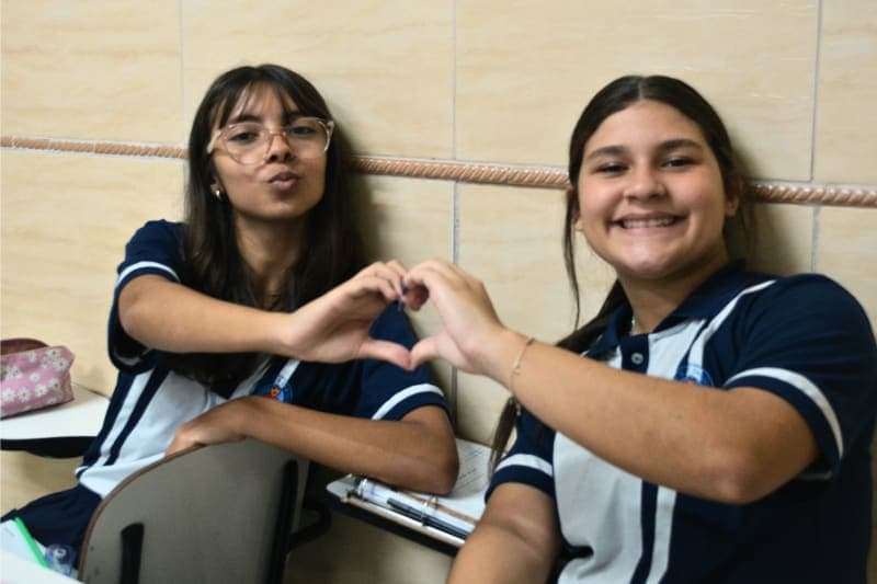 Estudantes em atividade colaborativa